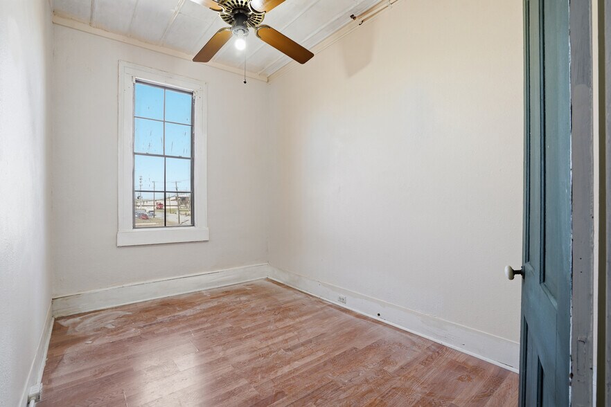 More Photos Of 421 E Henderson St, Cleburne Flex For Sale