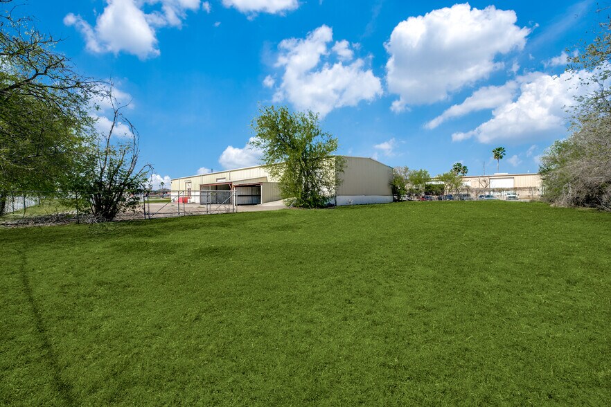 More Photos Of 6301 Mcpherson Rd, Laredo Distribution For Sale