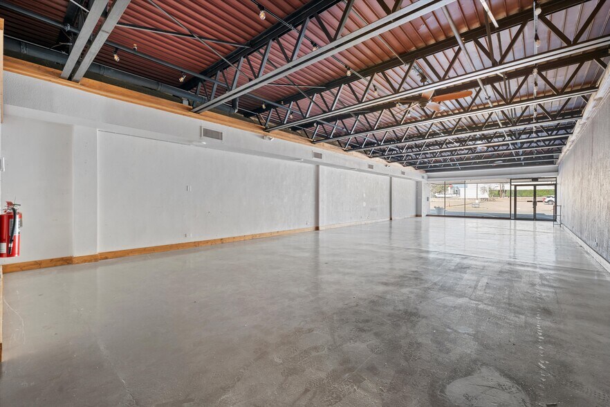 More Photos Of 928-1002 Austin Ave, Waco Storefront For Lease