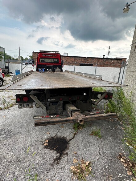 More Photos Of 325 1st St, Toledo Office For Sale