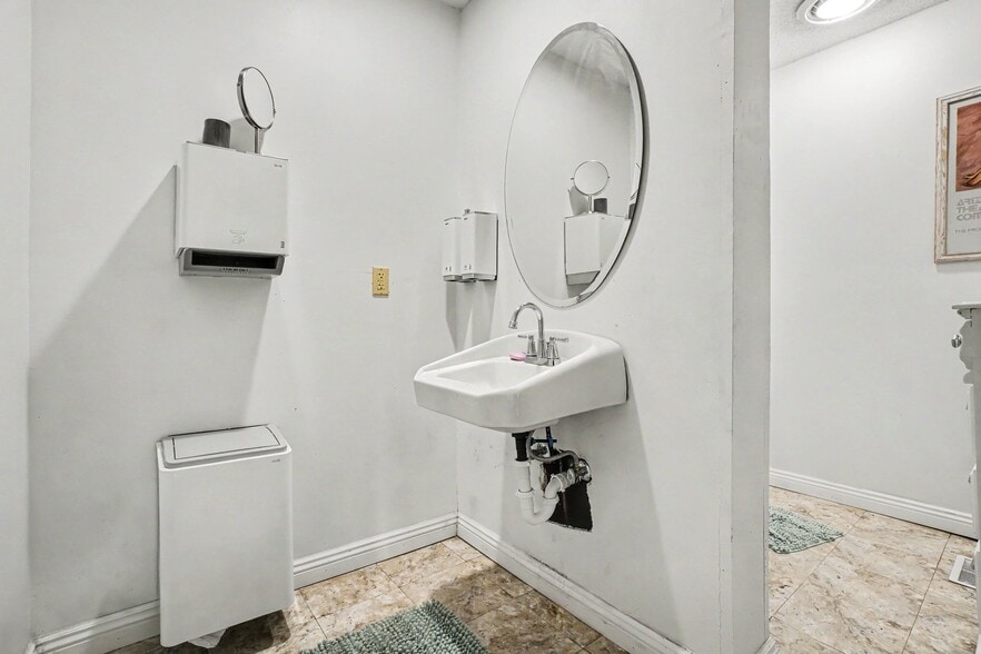 More Photos Of 4431 N 60th Ave, Omaha Office Residential For Sale