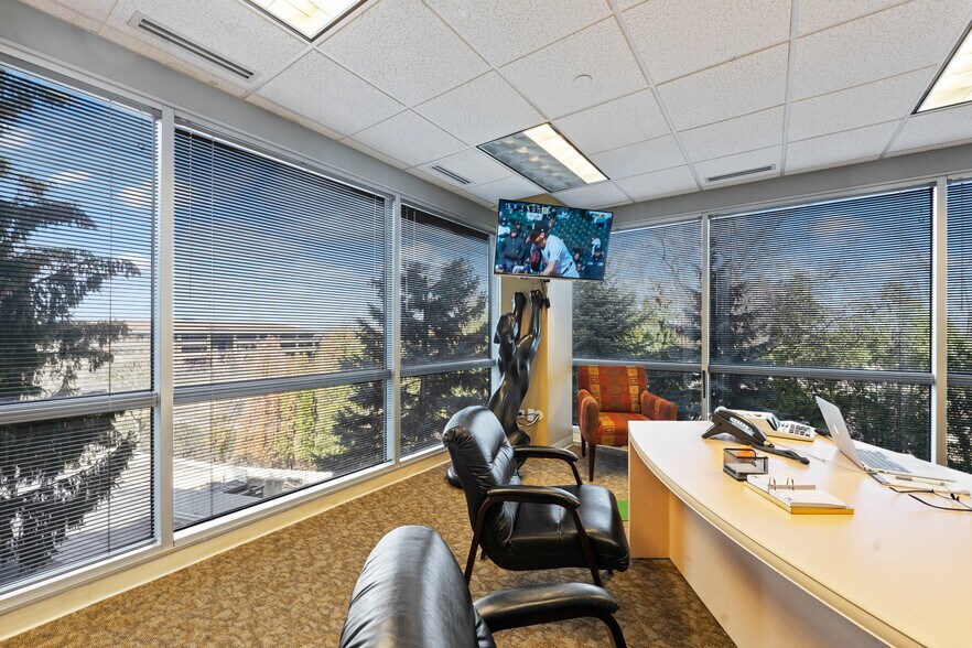 More Photos Of 1 TransAm Plaza Dr, Oakbrook Terrace Office For Sale