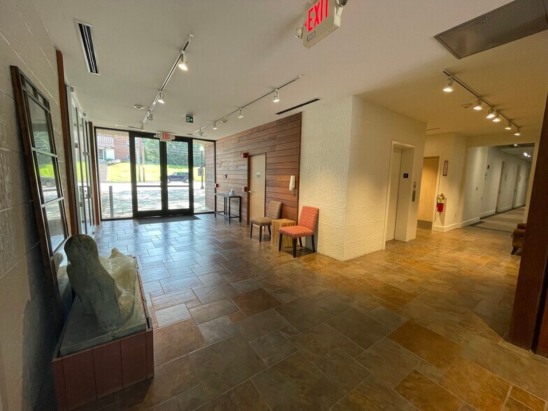 More Photos Of 4041 N High St, Columbus Office For Lease