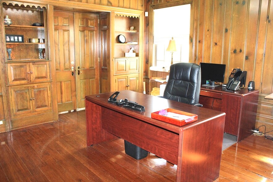 More Photos Of 2005 N Country Club Dr, Montgomery Schools For Sale