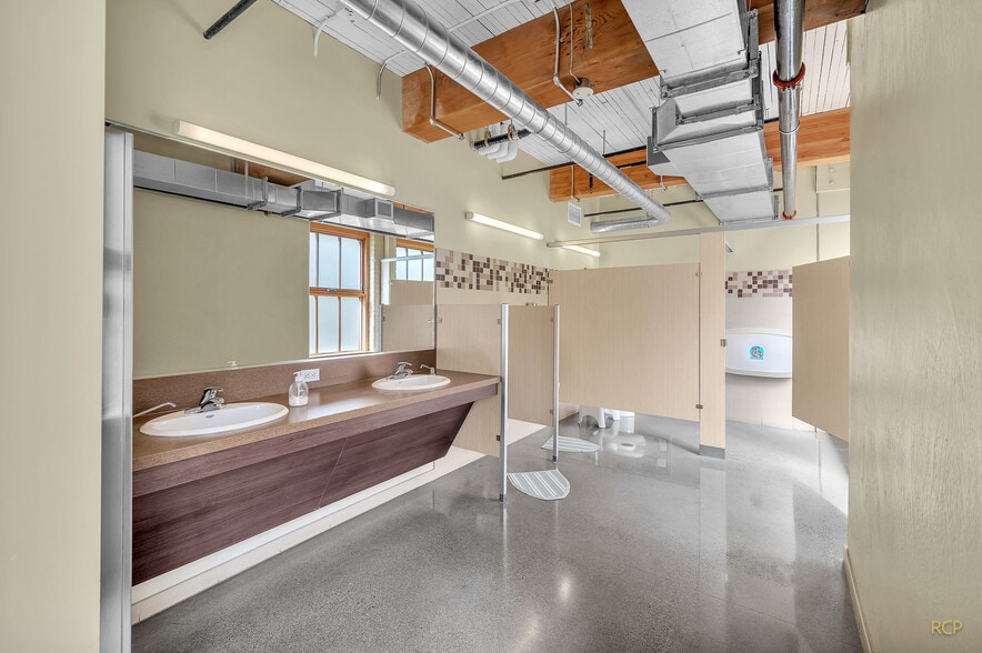 More Photos Of 75 NW Couch St, Portland Medical For Lease