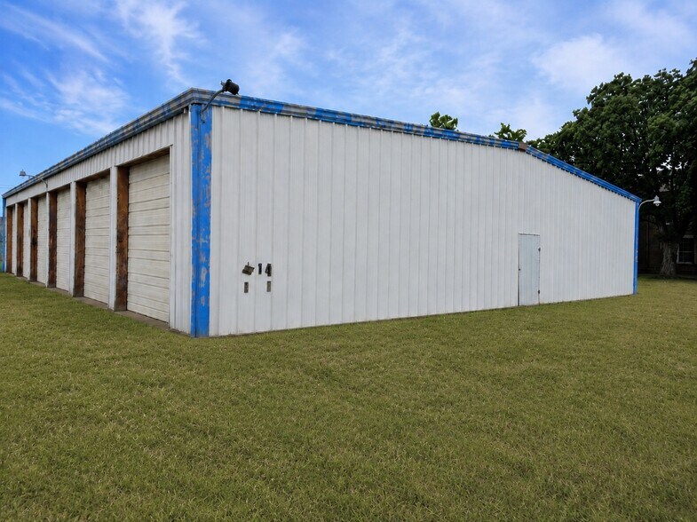 More Photos Of 9901 W Fairmont Pky, La Porte Freestanding For Sale