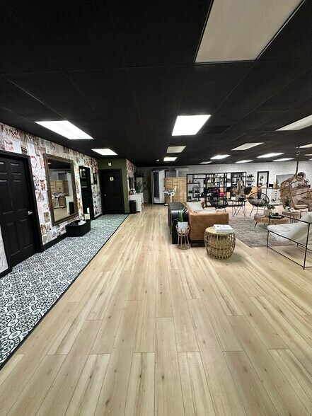 More Photos Of 170 Flanders Rd, Niantic Storefront For Lease