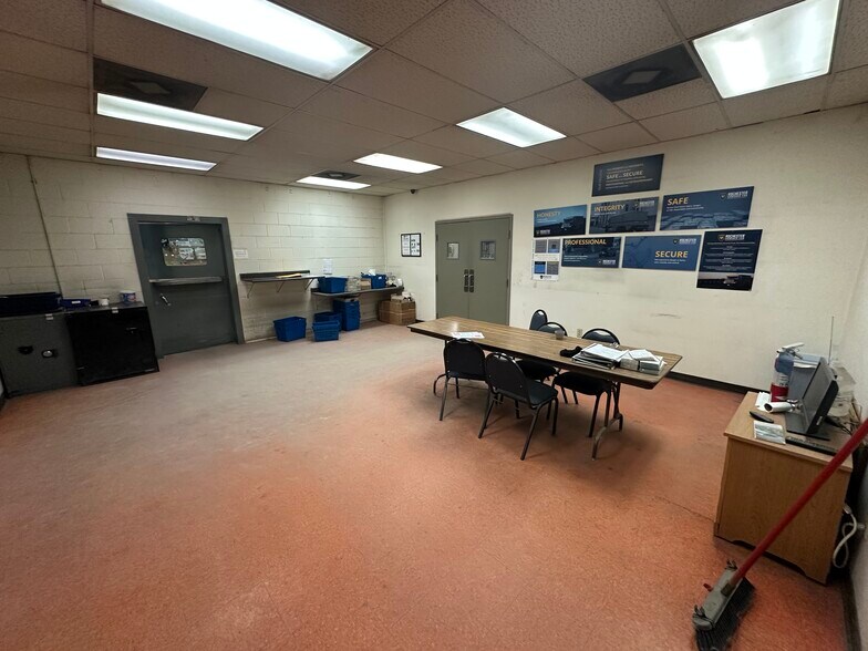 More Photos Of 2029 Plymouth Ave, Waterloo Flex For Sale
