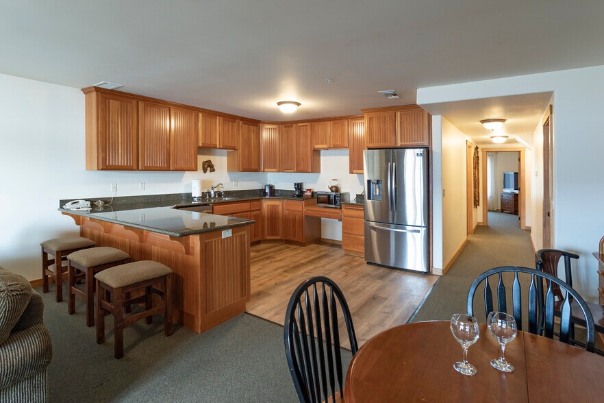 More Photos Of 41 Lakeshore Dr, Sagle Hotel For Sale