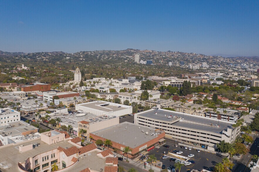 More Photos Of 300 N Canon Dr, Beverly Hills Drugstore For Lease