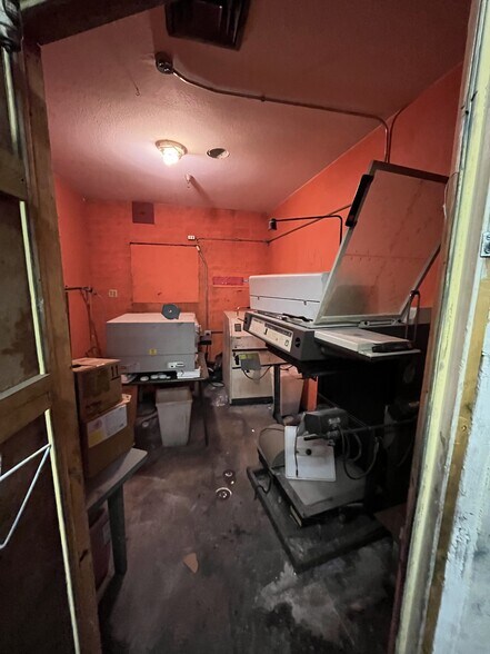 More Photos Of 298 N Pine St, Globe Light Distribution For Sale