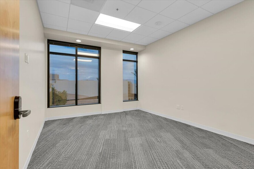 More Photos Of 1635 Village Center Cir, Las Vegas Coworking Space