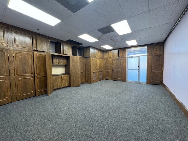 More Photos Of 1941 S 42nd St, Omaha Office For Lease