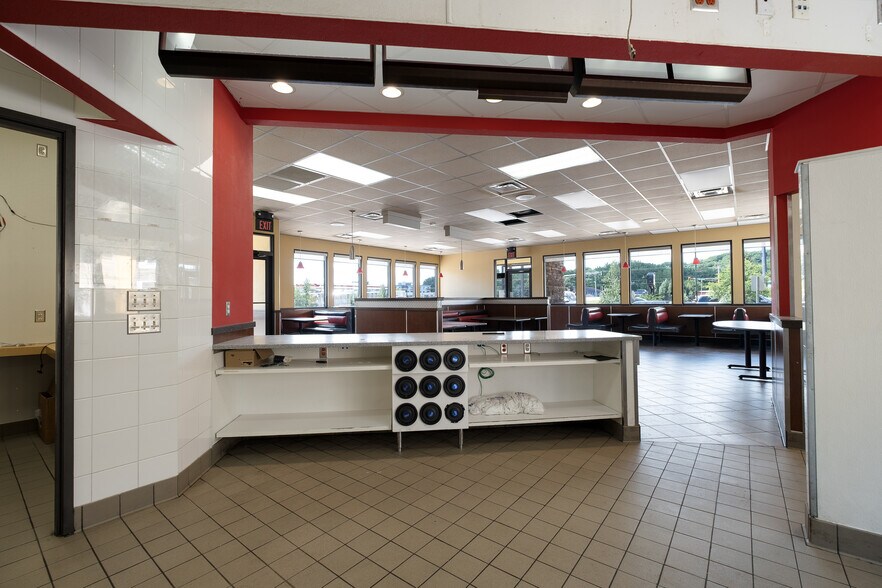More Photos Of 101 W Lind St, Mankato Fast Food For Lease