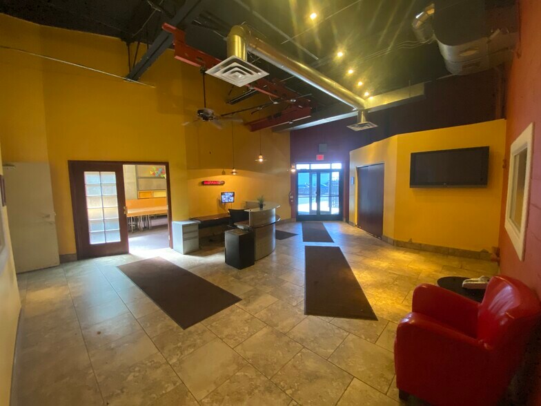 More Photos Of 3250 Franklin St, Detroit Office For Lease