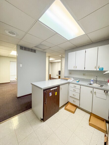 More Photos Of 3540 N Belt W, Belleville Medical For Sale