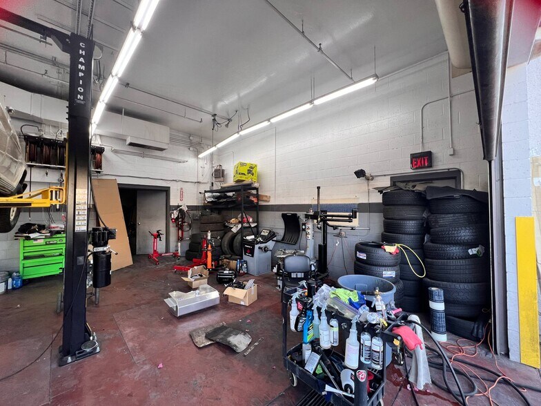 More Photos Of 8140 E Butherus Dr, Scottsdale Auto Dealership For Lease