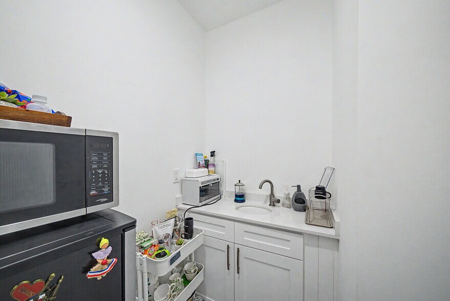 More Photos Of 163 Front St, Secaucus General Retail For Sale