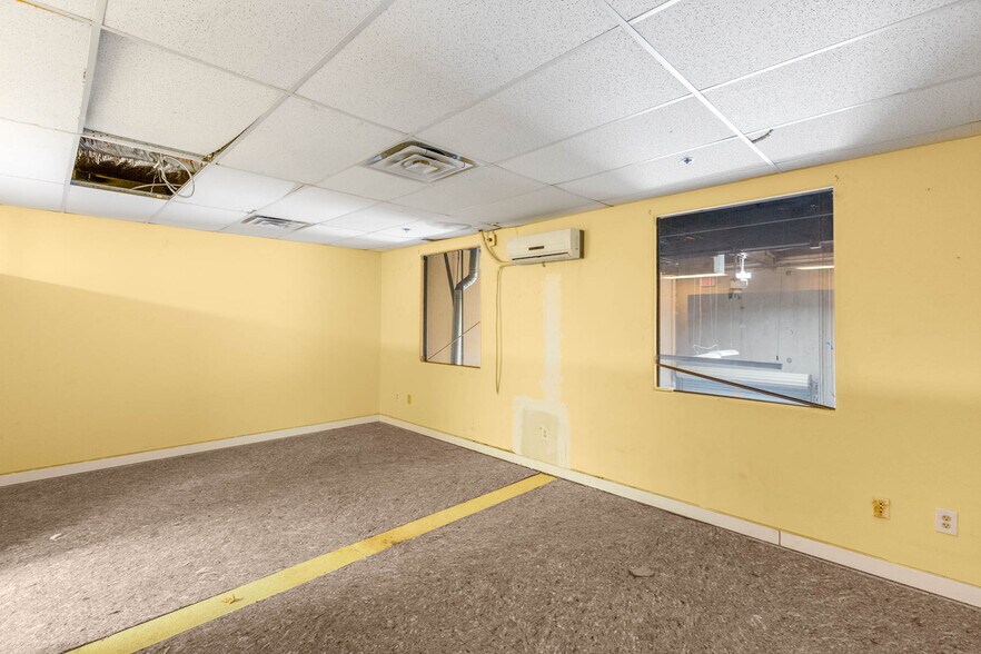 More Photos Of 4570 Donovan Way, North Las Vegas Light Distribution For Sale