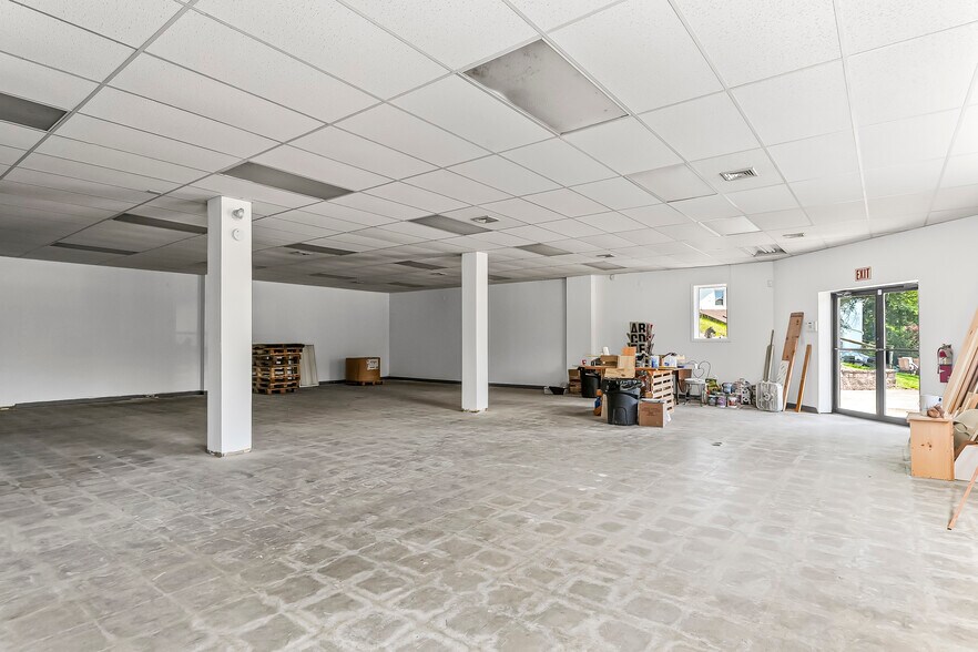 More Photos Of 935 Chestnut St, Gap Showroom For Sale