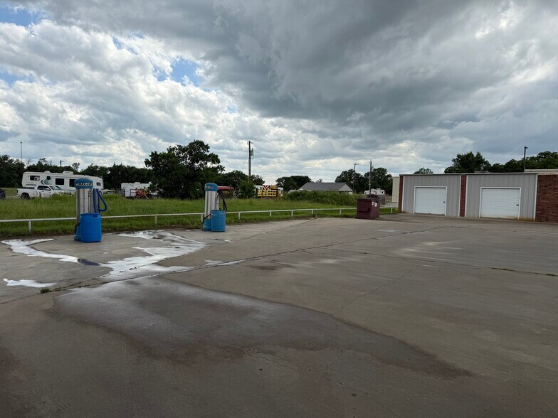 More Photos Of 931 E Dallas Ave, Cooper Self Storage For Sale