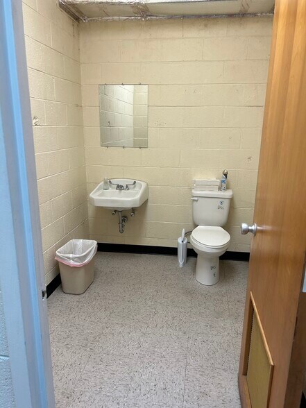 More Photos Of 1915 Snapps Ferry Rd, Greeneville Warehouse For Lease