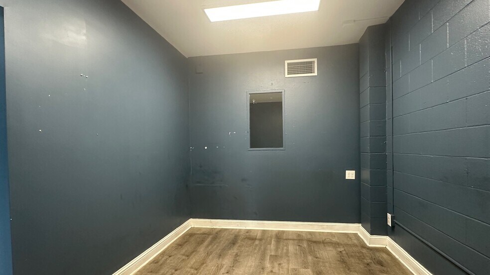 More Photos Of 1051 14th Ave, Longview General Retail For Lease