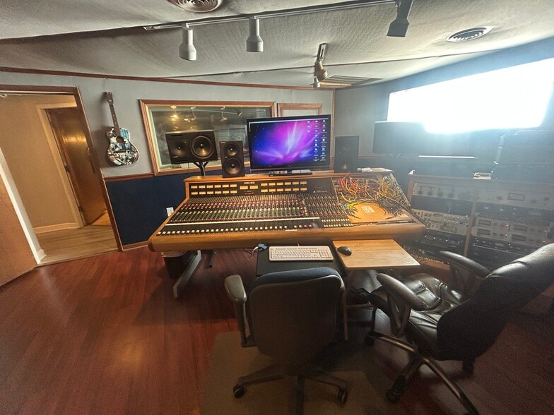 More Photos Of 648 W Iris Dr, Nashville Office For Sale