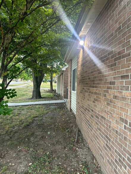 More Photos Of 1844 Benton Blvd, Kansas City Specialty For Lease