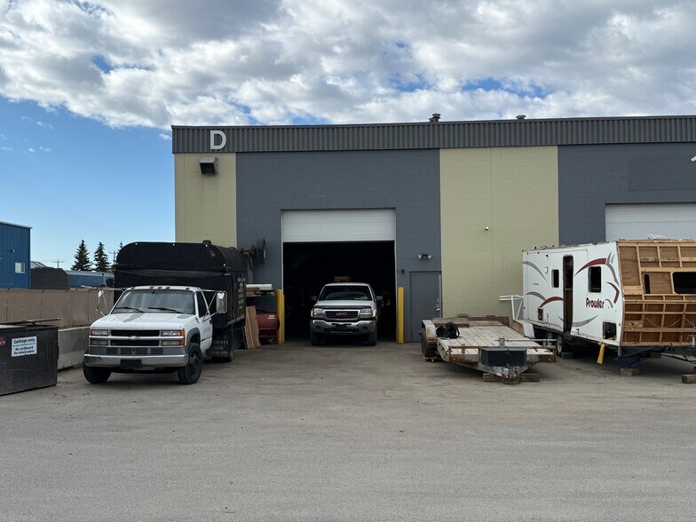 More Photos Of 624 Beaver Dam Rd NE, Calgary Warehouse For Sale