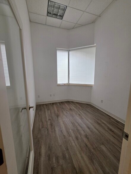 More Photos Of 7901 Kingspointe Pky, Orlando Showroom For Lease