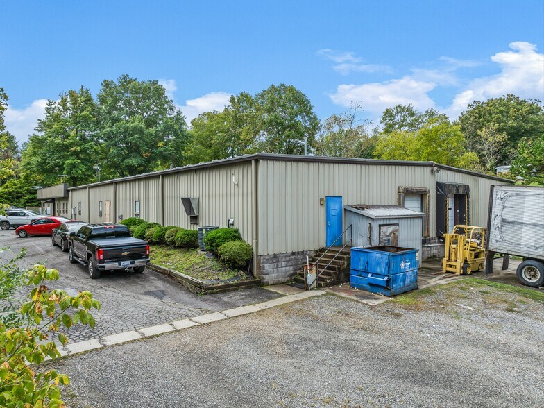 More Photos Of 81 Monticello Rd, Weaverville Showroom For Sale