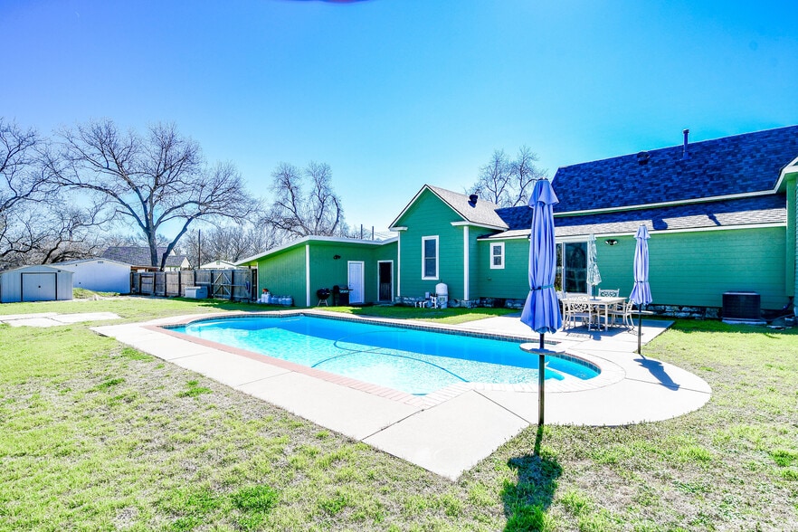 More Photos Of 512 N Travis St, Granbury Hospitality For Sale