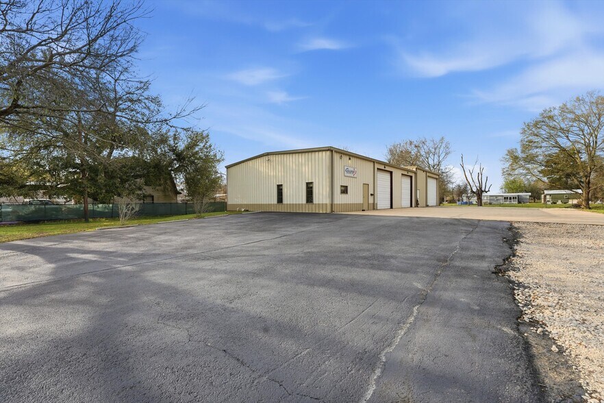 More Photos Of 14102 Pine Meadow Ln, Tomball Warehouse For Lease