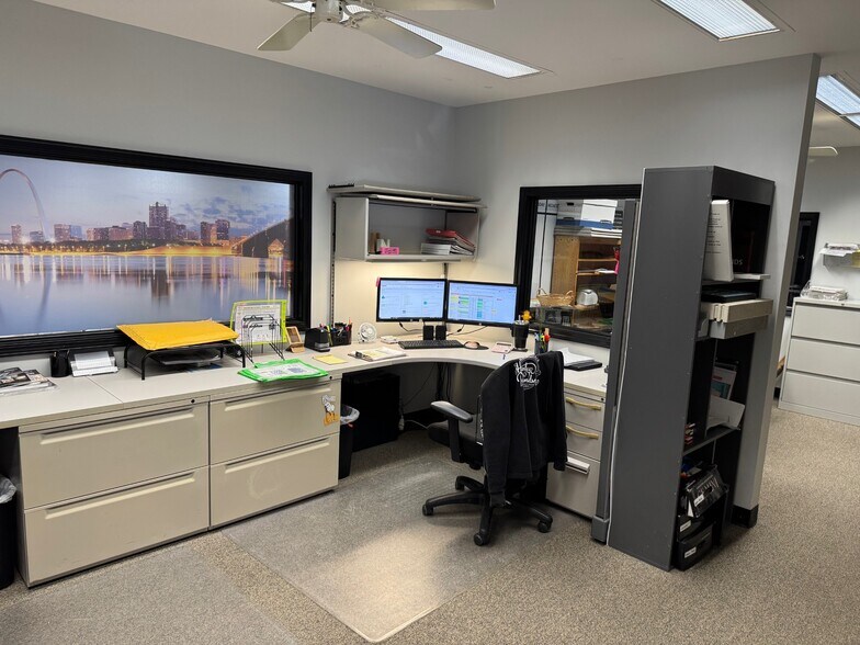 More Photos Of 125 N Service Rd, Saint Peters Warehouse For Sale