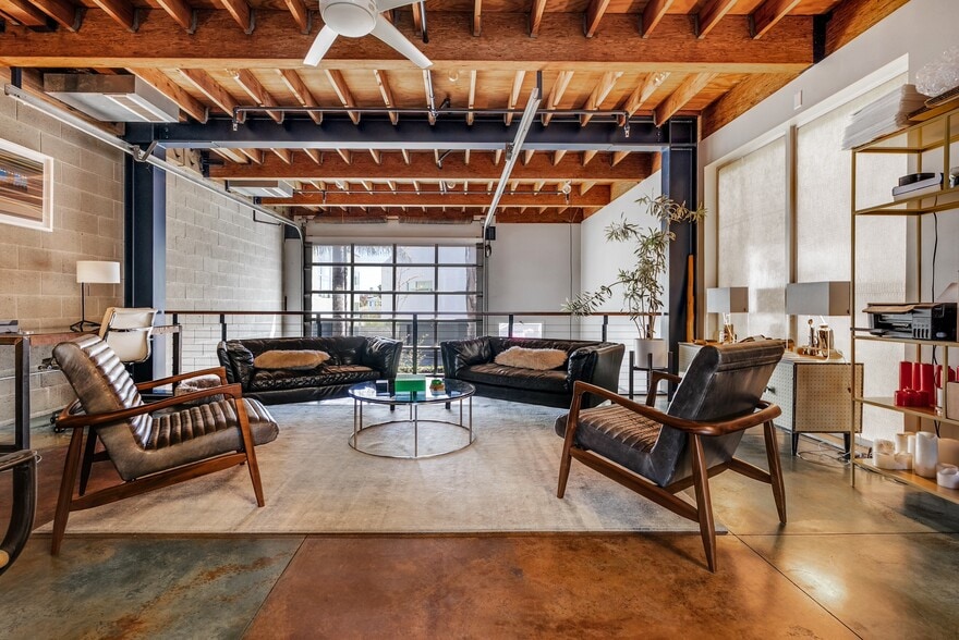 More Photos Of 2114 Narcissus Ct, Venice Office For Lease