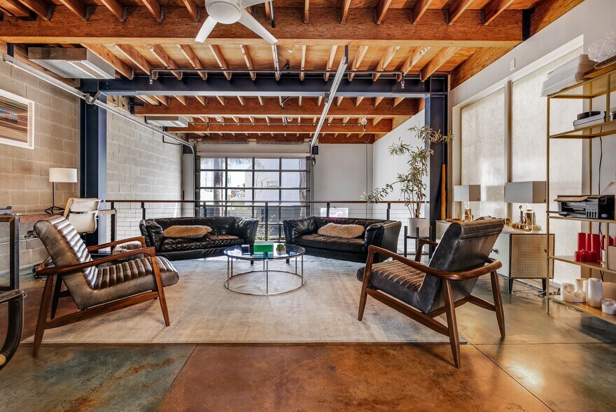 More Photos Of 2114 Narcissus Ct, Venice Office For Lease