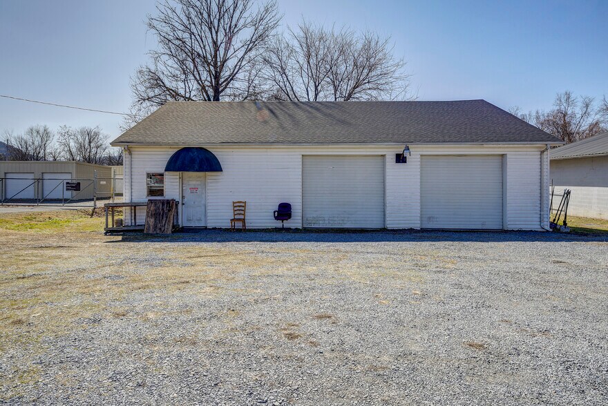 More Photos Of 215 Lovers Ln, Elizabethton Flex For Sale