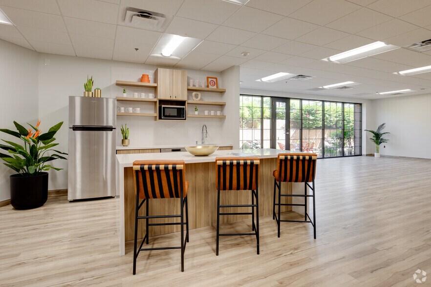 More Photos Of 2025 N 3rd St, Phoenix Unknown For Lease