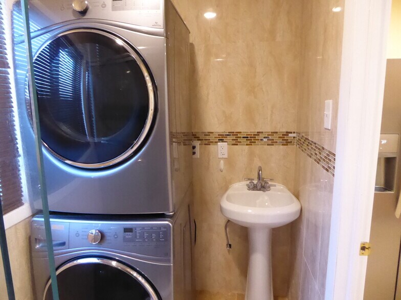 More Photos Of 122 Forest Ave, Glen Cove Freestanding For Lease
