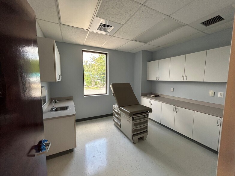 More Photos Of 4550-4552 Empire Ct, Fredericksburg Office For Lease
