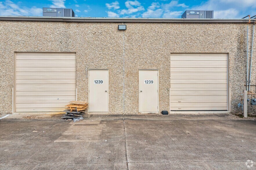 More Photos Of 1207-1241 N Glenville Dr, Richardson Light Manufacturing For Lease