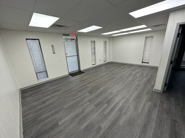 More Photos Of 100 Dixie Cir, Greenville Warehouse For Lease