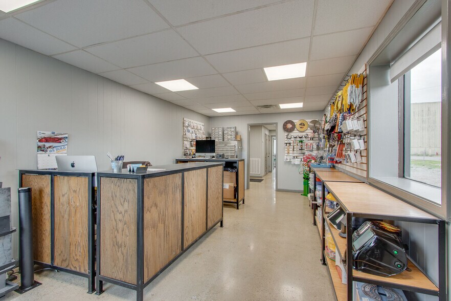 More Photos Of 120 Confederate Dr, Franklin Manufacturing For Sale