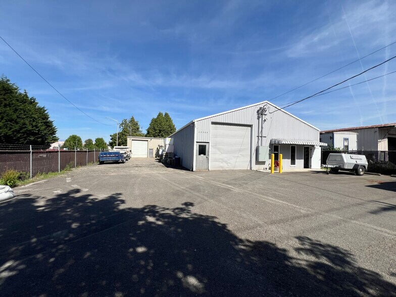 More Photos Of 4334 NE 148th Ave, Portland Service For Lease