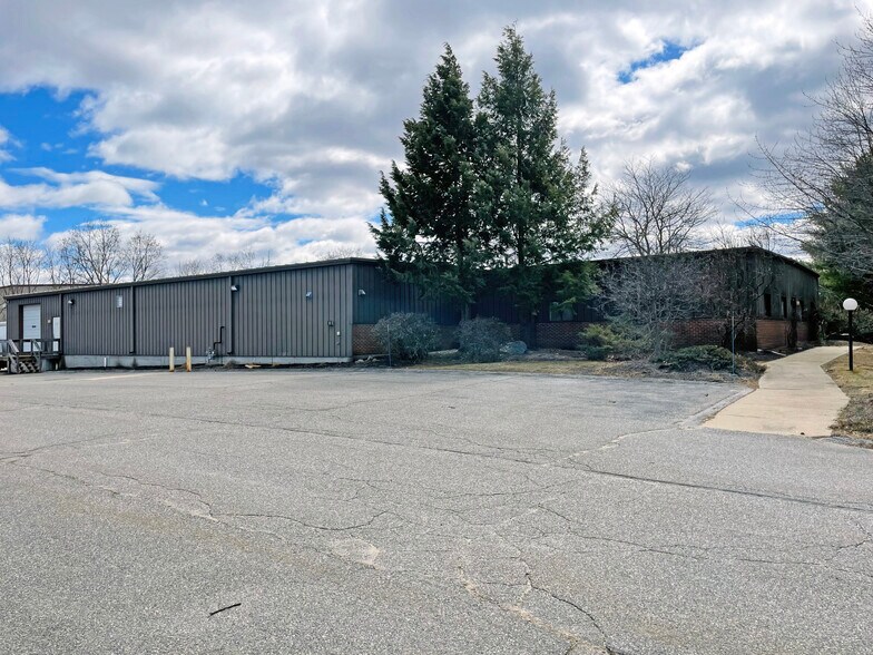 More Photos Of 7 Eastpoint Dr, Hooksett Warehouse For Lease