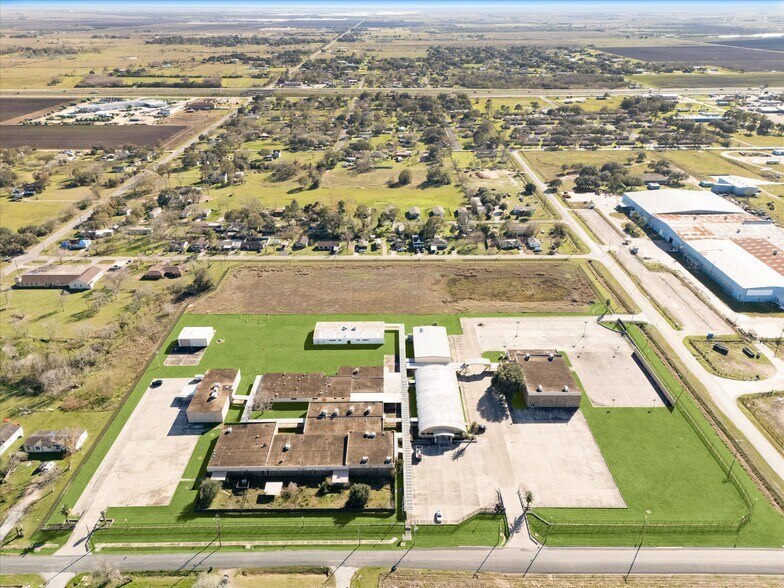 More Photos Of 1401 Mlk Blvd, El Campo Flex For Sale