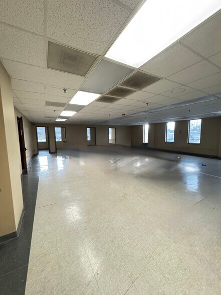 More Photos Of 1913 W State St, Bristol Warehouse For Lease