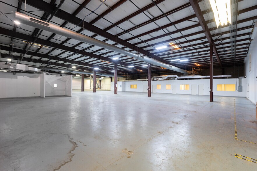 More Photos Of 6950 112th Cir, Largo Warehouse For Lease