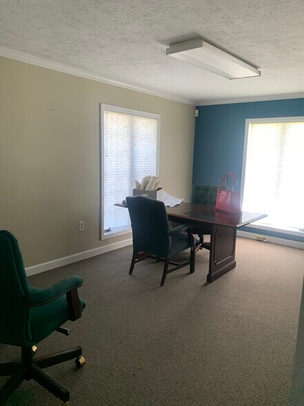 More Photos Of 1031 S Main St, Woodstock Medical For Sale